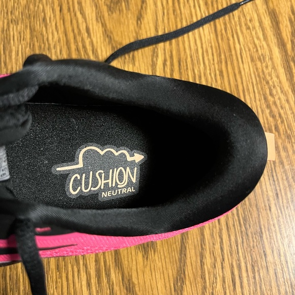 Brooks Size 9.5 Athletic Shoes in Pink and Black - Picture 6 of 7
